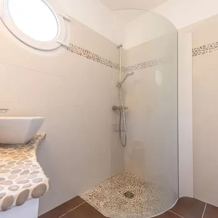 Magnifique Avec Piscine En Bord De *