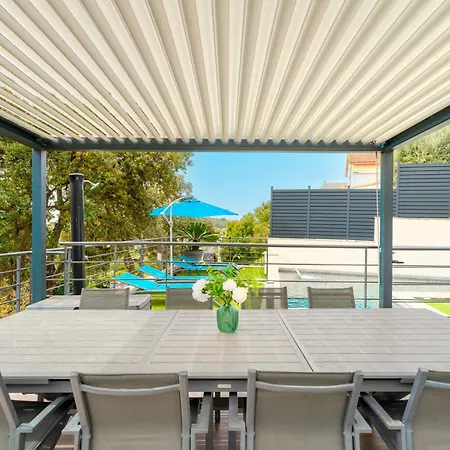 Magnifique Avec Piscine En Bord De